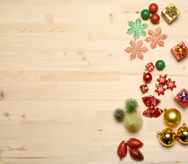 木制背景上的圣诞装饰品图片下载