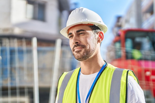 年轻的西班牙裔建筑师站在街上，表情轻松图片下载