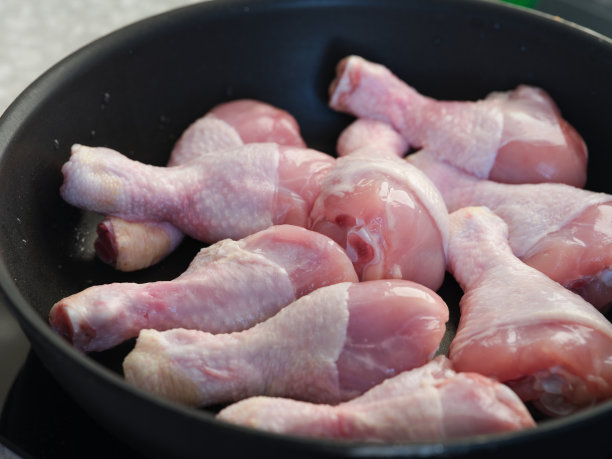 在平底锅里煮生鸡腿图片下载