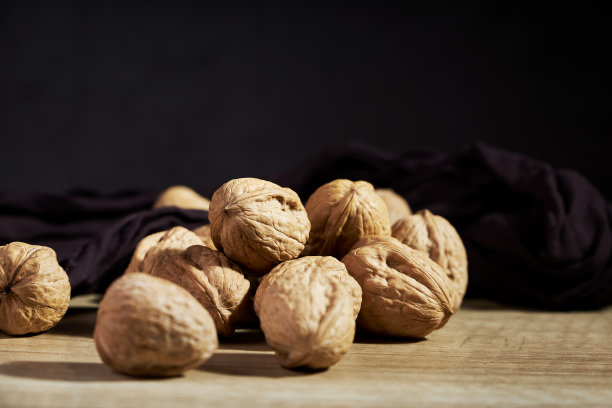 木桌上美味的带壳核桃特写图片下载