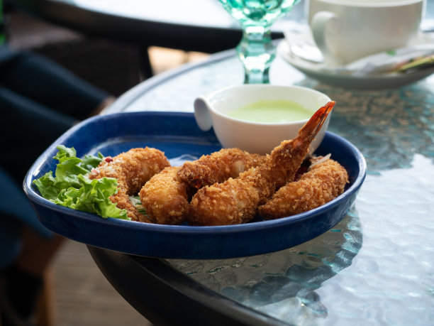 虾用面糊炸，配白酱，放在蓝色盘子里。图片下载
