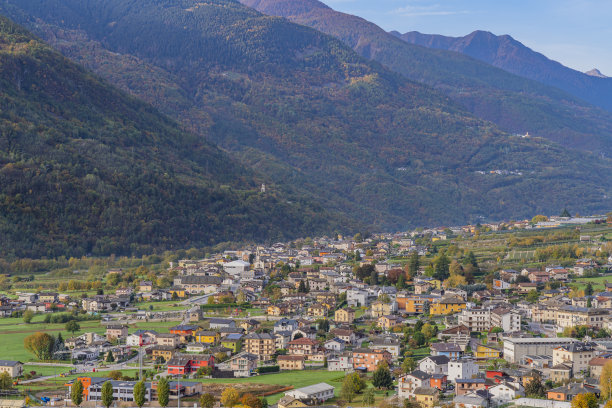 从意大利瓦尔泰利纳的基罗俯瞰山谷图片下载