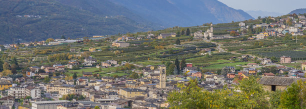 从意大利瓦尔泰利纳的基罗俯瞰山谷图片下载