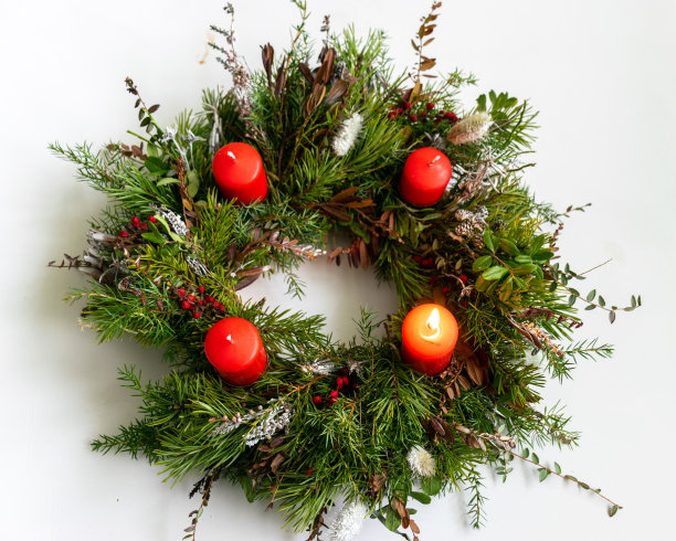 美丽的降临花环由天然森林和沼泽植物，等待圣诞节图片下载