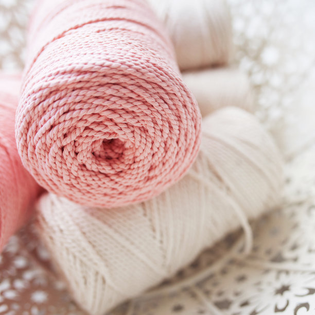 手工编织流苏和棉线在白色篮子。棉流苏绳和绳与金属篮子。流苏、工艺品、横幅、广告形象良好。近距离图片下载