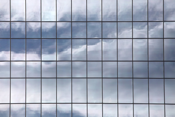 办公楼窗户反射的天空图片下载