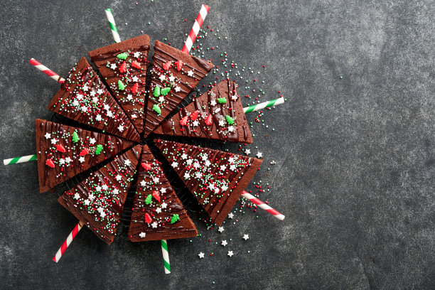 巧克力布朗尼圣诞树与巧克力糖霜和节日洒在石头桌子。圣诞食物的想法甜自制圣诞假期糕点的概念。假日烹饪概念。前视图。图片下载