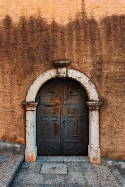 克罗地亚克里克韦尼察老城的旧金属门图片下载