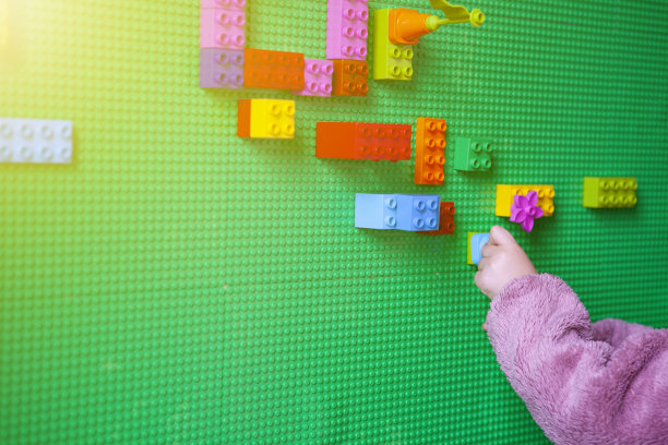 小女孩在图书馆玩积木图片下载