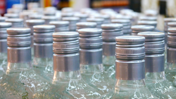 商店里许多硬饮料瓶的特写图片下载