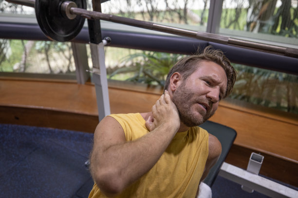 一名男子在健身房颈部受伤图片下载