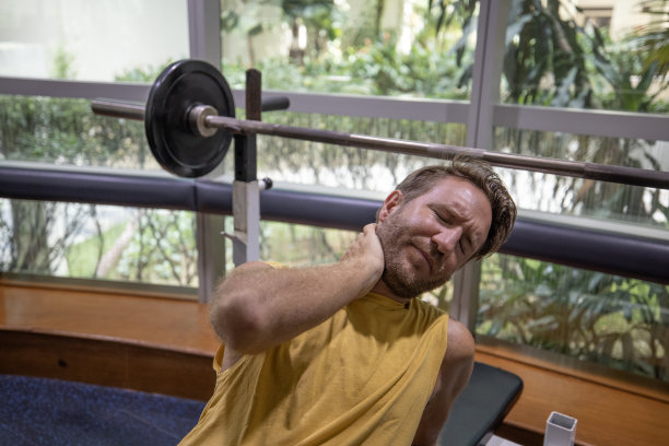 一名男子在健身房颈部受伤图片下载