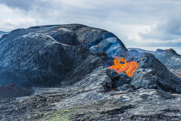 冰岛火山的初步喷发图片下载