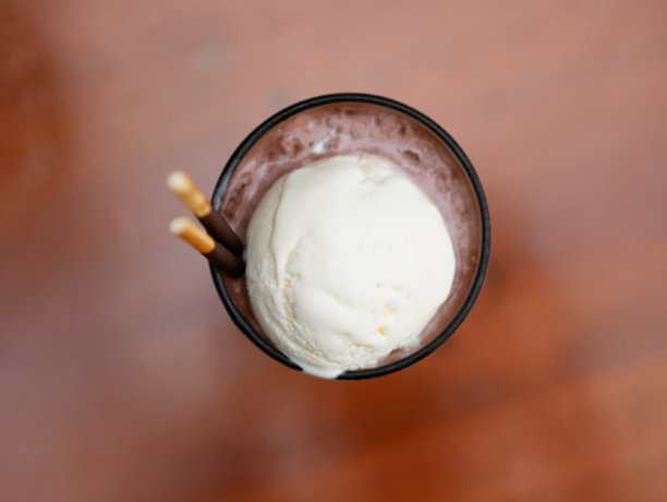 顶视图的巧克力漂浮饮料与冰淇淋，巧克力奶昔饮料图片下载