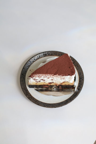 自制的香蕉蛋糕，配上焦糖酱，香蕉和鲜奶油。假日的甜点。图片下载