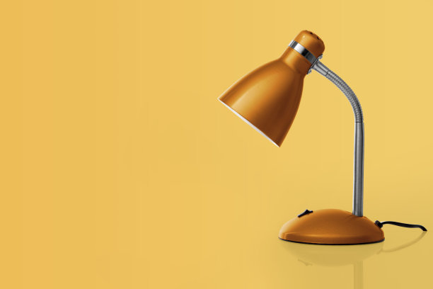 橙色的台灯，浅橙色的背景图片下载