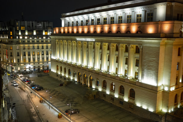 城市生活。POV，从高楼窗户往外看。图片下载