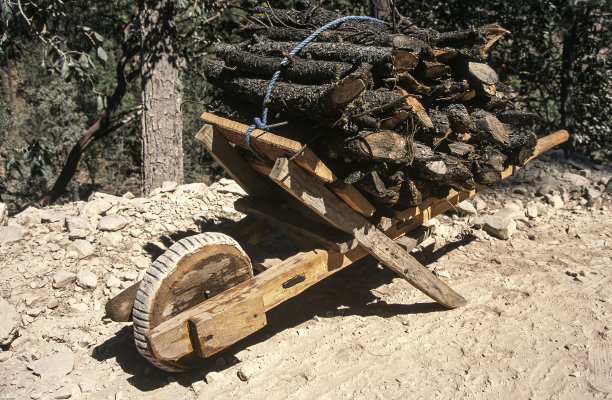 乡村手工车轮桶图片下载