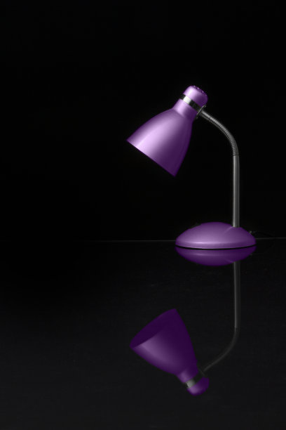 黑色背景的紫色台灯图片下载