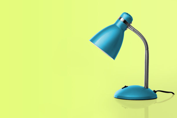 黄绿背景下的蓝色台灯图片下载