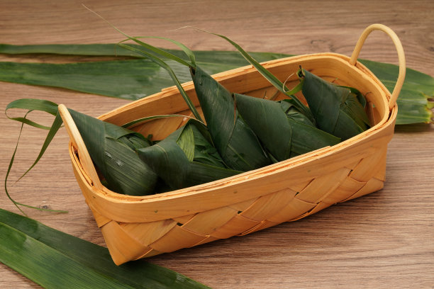 餐桌上的中国传统食物粽子图片下载