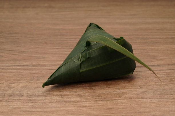 餐桌上的中国传统食物粽子图片下载