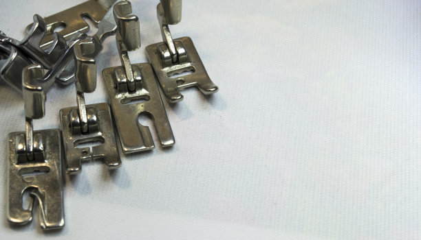 在白色背景上缝合脚的特写。图片下载