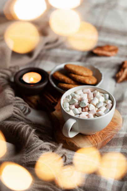 温暖舒适的卧室内杯热巧克力托盘，蜡烛圣诞灯图片下载