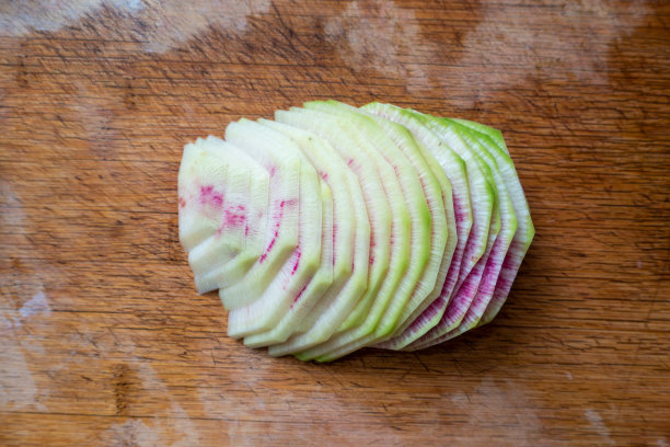 切好的萝卜放在砧板上图片下载