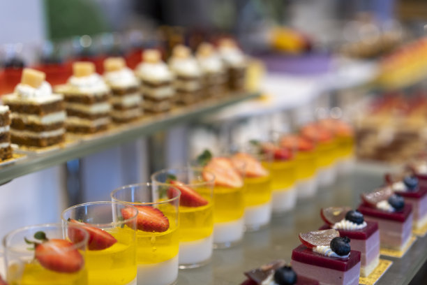 面包店架子上的可爱蛋糕图片下载