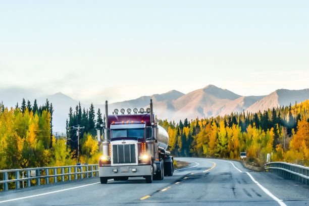 阿拉斯加秋季的卡车运输图片下载