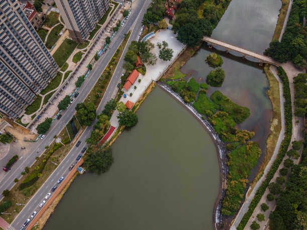 城市溪流边的住宅和道路鸟瞰图图片下载