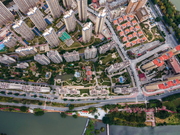 溪边城市住宅建筑和道路鸟瞰图图片下载