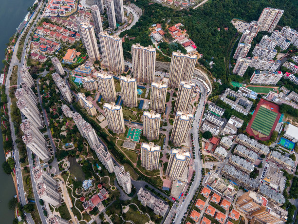 鸟瞰现代城市中溪边的高楼大厦图片下载