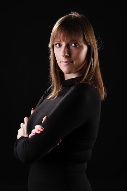 一个女人的低调照明肖像图片下载