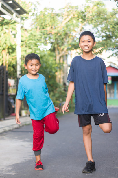 男孩和弟弟在住宅公园锻炼图片下载