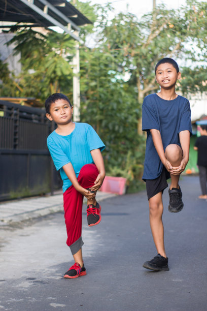 男孩和弟弟在住宅公园锻炼图片下载