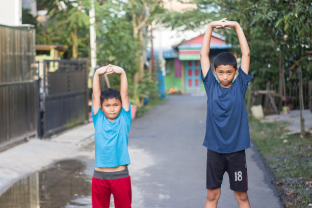 男孩和弟弟在住宅公园锻炼图片下载