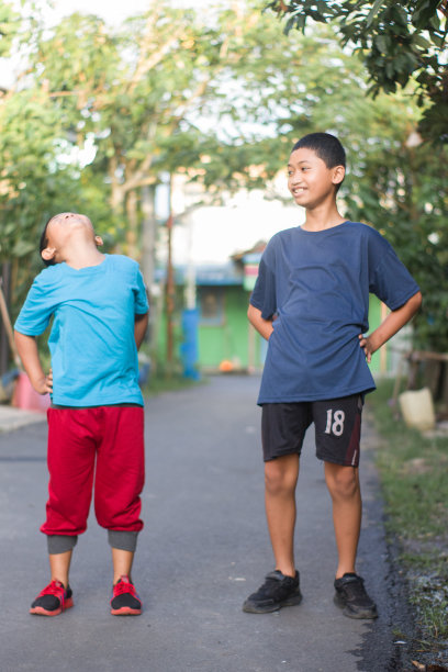 男孩和弟弟在住宅公园锻炼图片下载