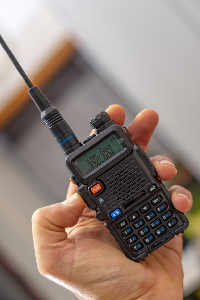 手持小型通讯收音机的频率在155.500Mhz和430Mhz图片下载