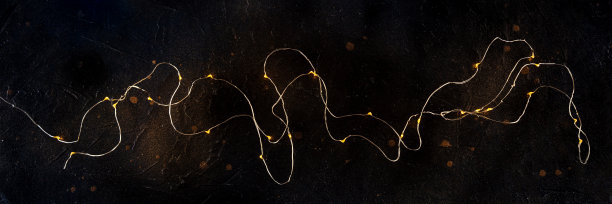 仙女灯，串led花环全景，头顶平铺拍摄黑色图片下载