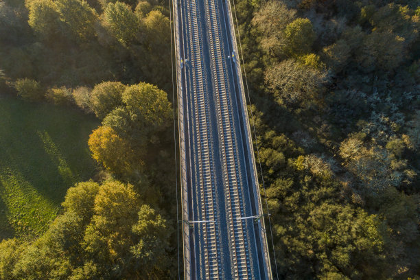 无人机鸟瞰高速铁路桥图片下载
