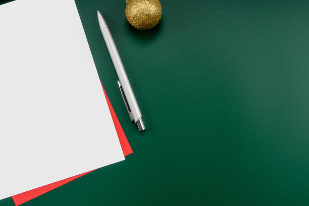 家庭办公室桌子与圣诞装饰，键盘，纸质笔记本。圣诞节的工作区。图片下载