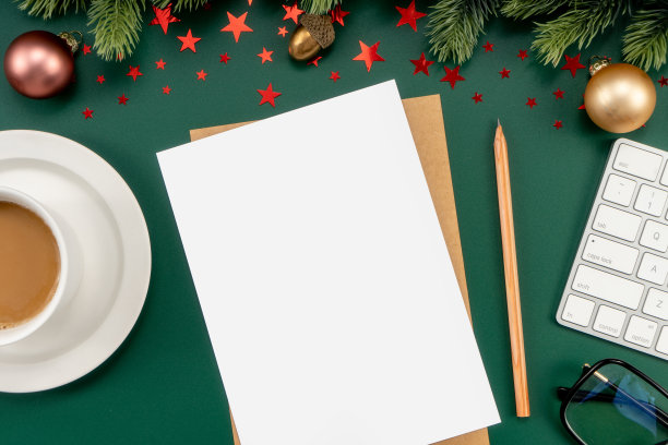 白色笔记本样机，松枝和键盘，圣诞装饰在绿色背景图片下载