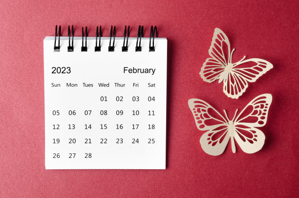 2023年2月的台历，供组织者规划和提醒，红色背景上有蝴蝶纸。图片下载