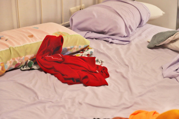 双人间，衣服凌乱，毛衣，裤子都过了图片下载