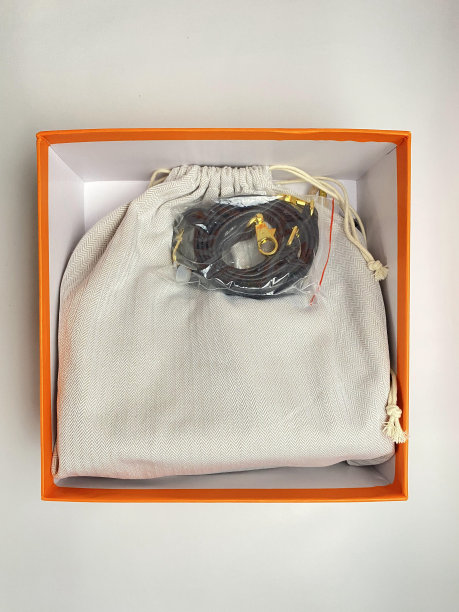 盒子里还有一个包着布的皮包图片下载