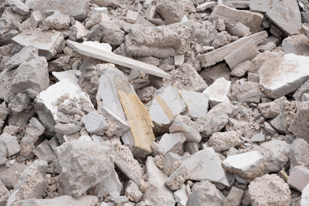 破碎的粘土砖块建筑垃圾图片下载