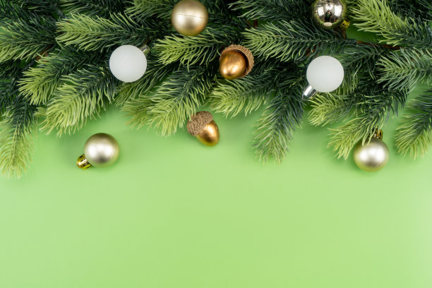 圣诞组成。绿色背景的节日装饰。复制空间，平铺，俯视图。图片下载