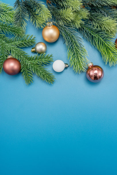 圣诞组成。蓝色背景的节日装饰。复制空间，平铺，俯视图。图片下载